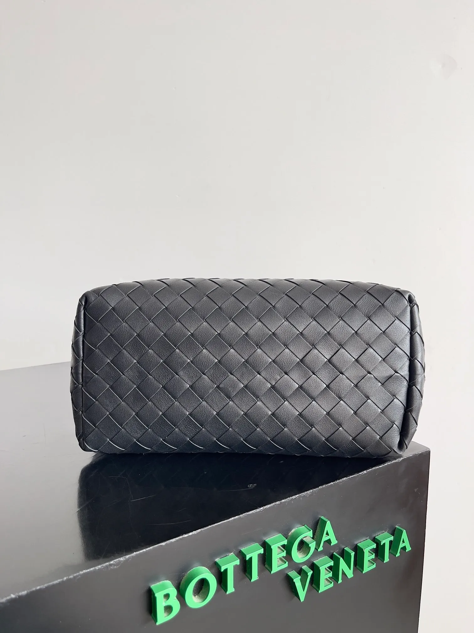 Batch 2460 BOTTEGA VENETA Bottega Veneta's 2025 new product for men ANDIAMO Bottega Veneta's main recommendation is undoubtedly the Andiamo small size. The first new favorite of the 2025 new product is a men's figure buckle bag. It can be seen that the designer has used many small ideas. The detachable crossbody strap is very convenient. It is convenient for elite office workers to reduce the burden on their hands when carrying work logs and office supplies. The interior is divided into two large compartments and a small zippered compartment. Unlike the women's model, the compartments here are not removable. The fixed large single layer also makes it easier to pack lightly when going out to work, and avoids the accumulation of too many small items. Style number: 815781 Size: 29*20*13cm